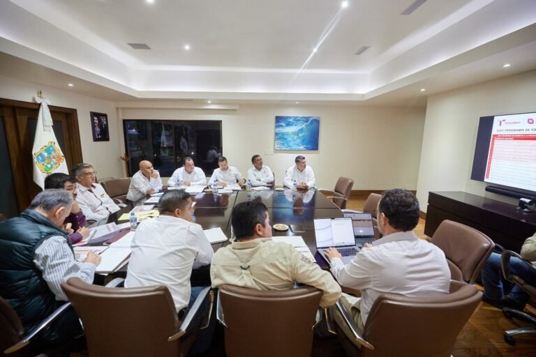 Evalúa gobernador desempeño de su gabinete