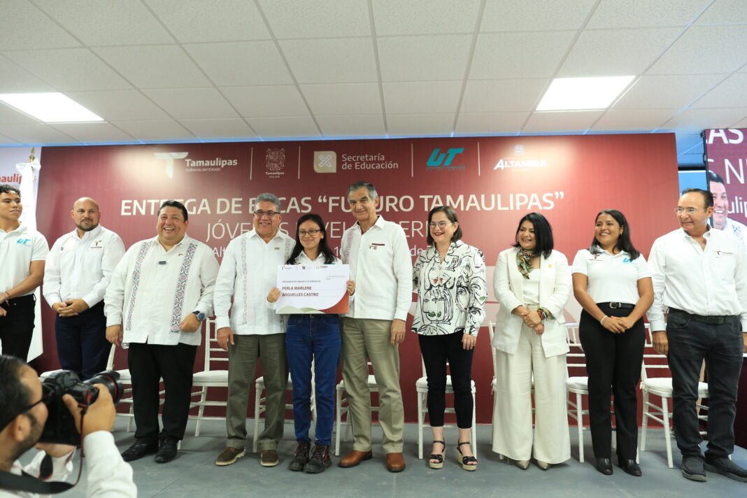 Entrega Américo Villarreal becas en la Universidad Tecnológica de Altamira