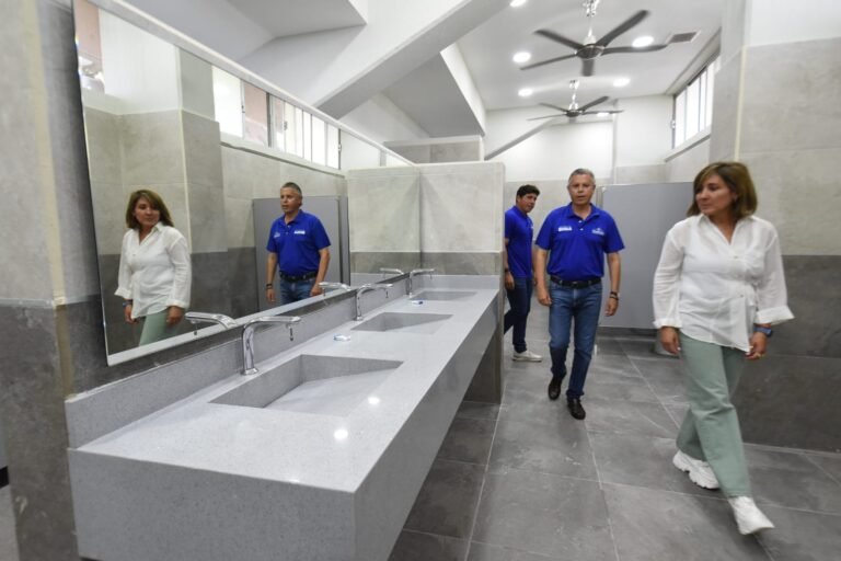 Inaugura Chucho Nader Modernos Baños en Alberca de la Ciudad Deportiva