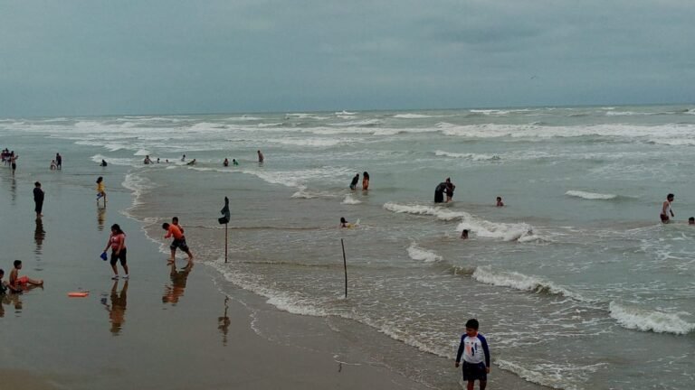 Derrame de plataforma petrolera podría llegar a playa Miramar