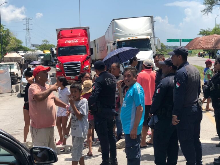 Familia bloquearon la Tampico Valles por mal servicio de la CFE