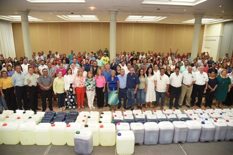 Entrega Chucho Nader Material y Equipo de Limpieza a Escuelas de Tampico