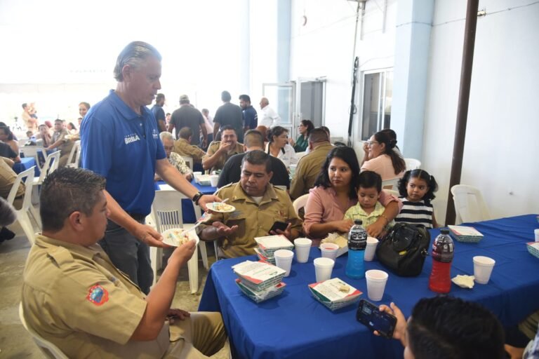 Con Bono Económico, Festeja Chucho Nader a  Bomberos