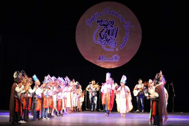 BRILLANTE PRESENTACIÓN DE LA DANZA DEL   CHUL EN EL TEATRO DE LA REFORMA