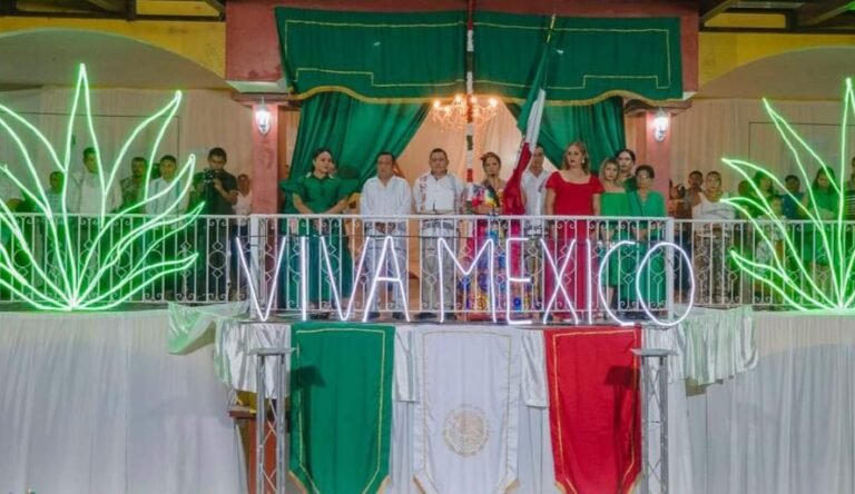 ENCABEZÓ ERIKA BURGOS EL TRADICIONAL GRITO DE INDEPENDENCIA