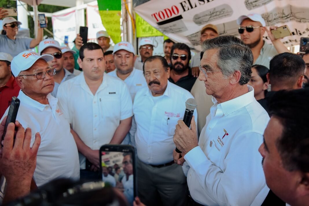 Américo acude a dialogar con las y los maestros; les pide reanudar las clases