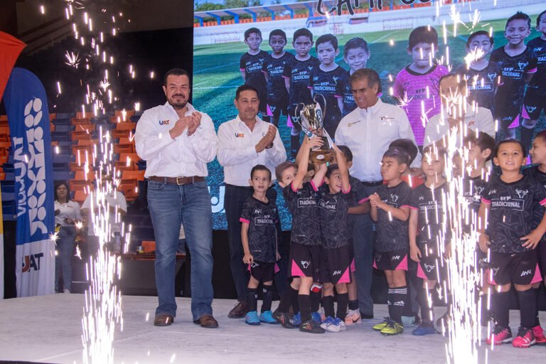 Entrega rector trofeos de la liga de futbol Copa UAT