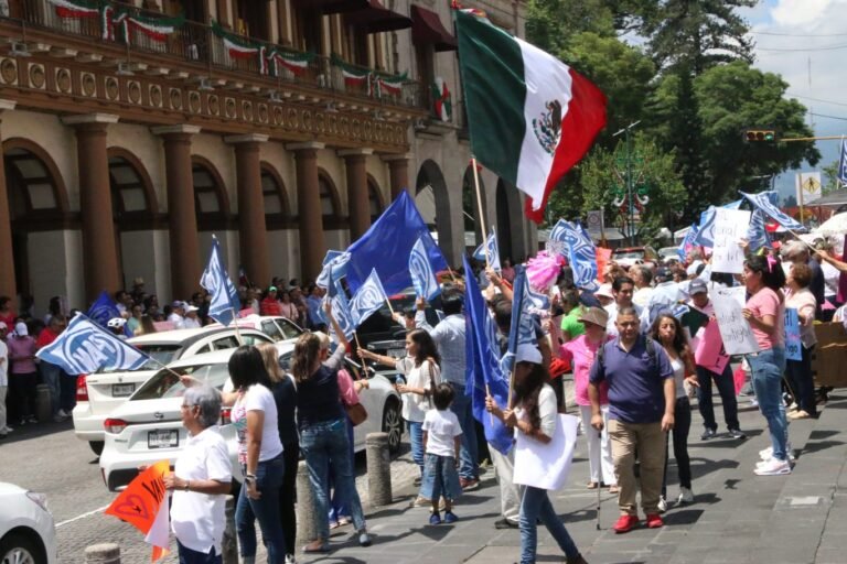 Xóchitl, Presidenta, consignan xalapeños que se congregaron en la plaza Lerdo de Xalapa