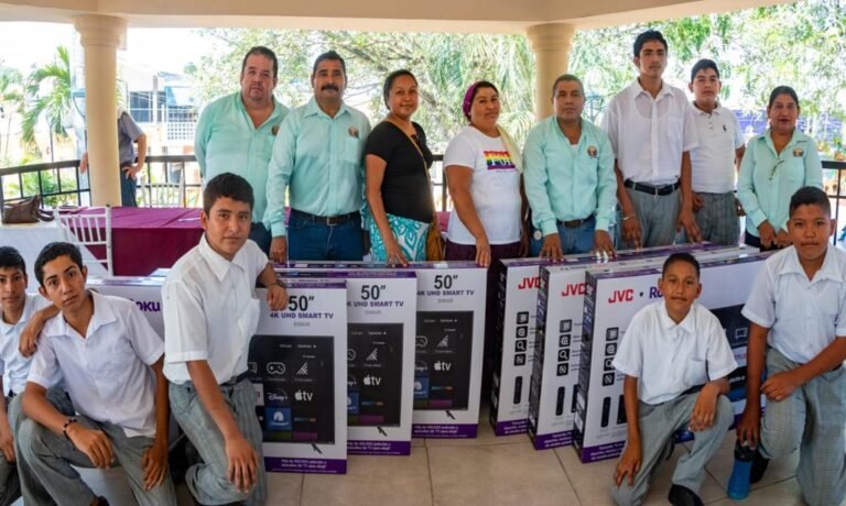 ENTREGA ALCALDE TELEVISORES INTELIGENTES A TELESECUNDARIAS DE EL HIGO