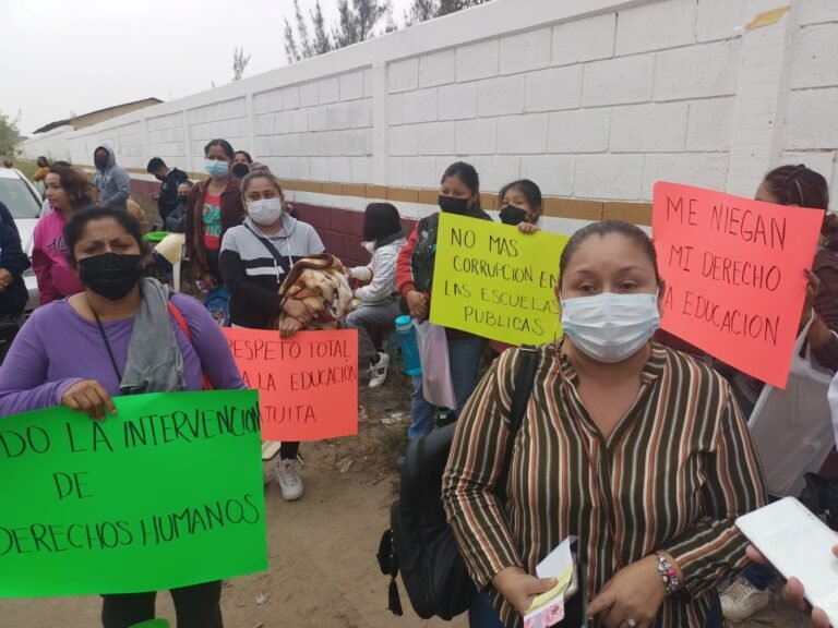 Dos directoras de escuelas, siguen separadas del cargo por investigación