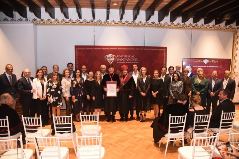 Recibe Chucho Nader Título de Doctor Honoris Causa en la CDMX