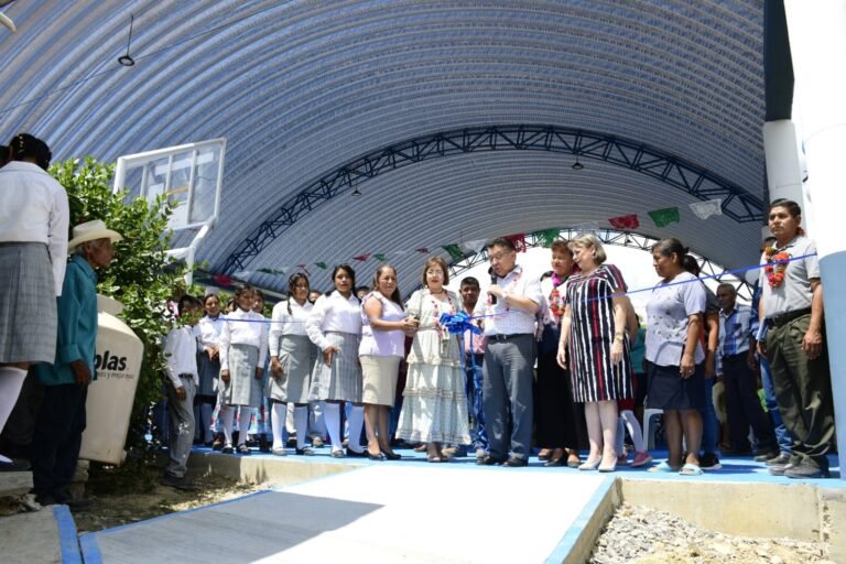 Alcalde de Tantoyuca inaugura techado en escuela telesecundaria