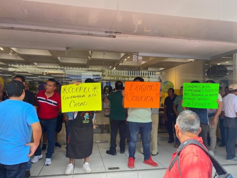 Se manifiestan en la entrada de Coppel