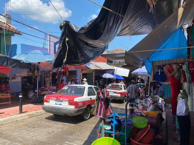 Concluyen trabajos que evitarán escurrimiento de  agua en la calle Democracia