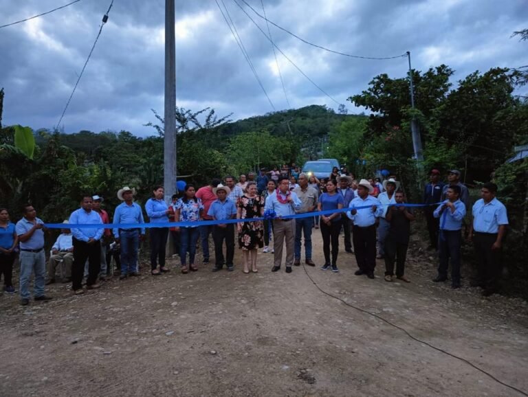 Inaugura JGA camino rural en Sombrerillo Tepatlán
