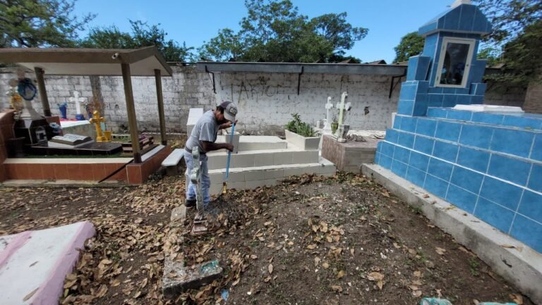 Limpian Cementerios por festividades de día de muertos