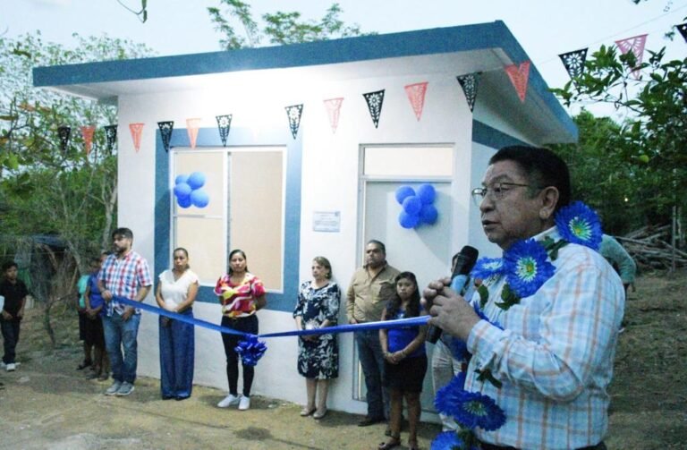 Mejoran condiciones de vida a más familias con entrega de más cuartos dormitorio