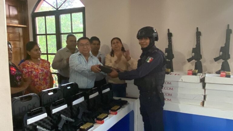 En Tantoyuca, dotan de armamento a la policía municipal