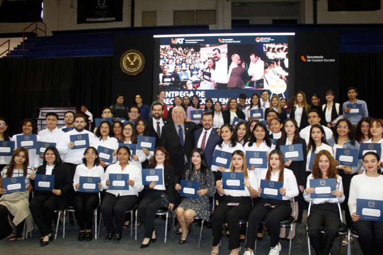 Entrega UAT becas a sus estudiantes de excelencia