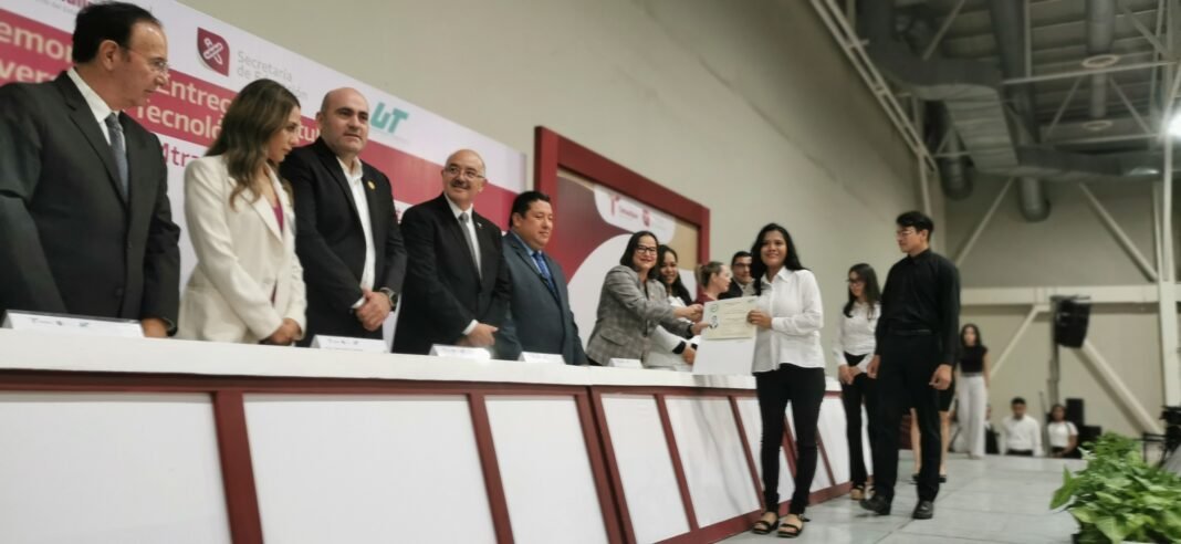 BRILLANTE CEREMONIA DE GRADUACIÓN EN LA UT