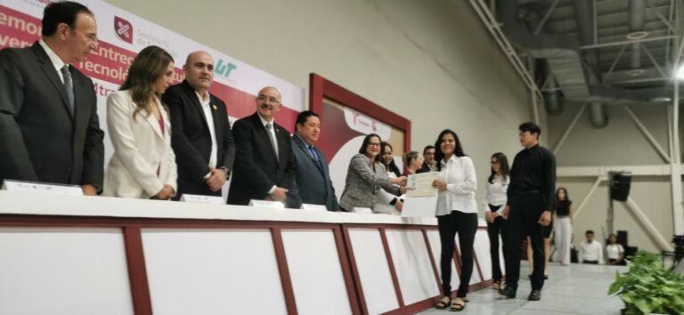 BRILLANTE CEREMONIA DE GRADUACIÓN EN LA UT