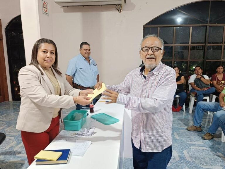 Cumplen con las cuadrillas al entregarles los apoyos