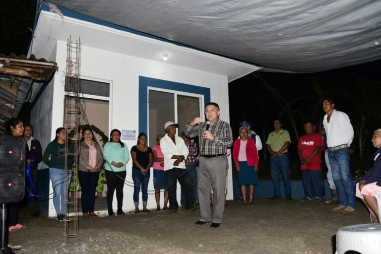 Entregan cuartos dormitorio a varias familias