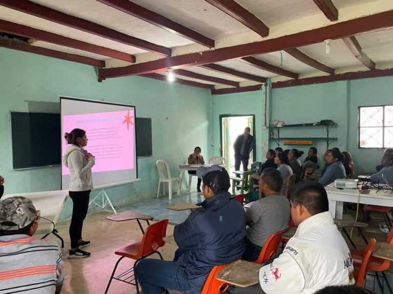 Ofrecen pláticas a padres de familia sobre temas de sexualidad