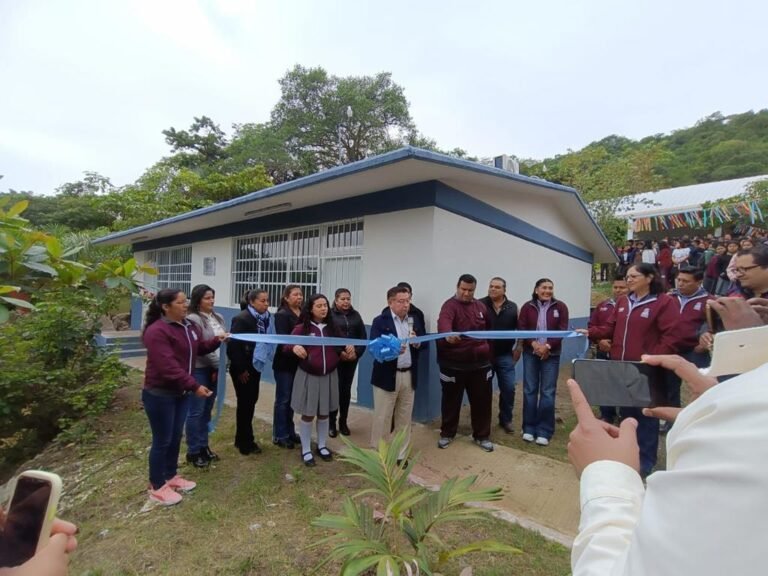 Beneficia Ayuntamiento a alumnos del COBAEV con dos aulas