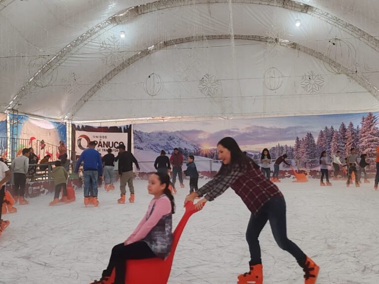 MILES DE PERSONAS ASISTEN A LA PISTA DE HIELO GRATIS EN PÁNUCO