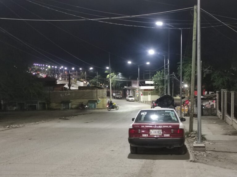 INSTALAN MODERNO ALUMBRADO EN AVENIDA 5 DE MAYO DE TEMPOAL