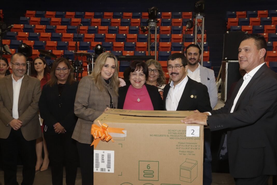 Rector Dámaso Anaya y docentes de la UAT comparten festejo navideño