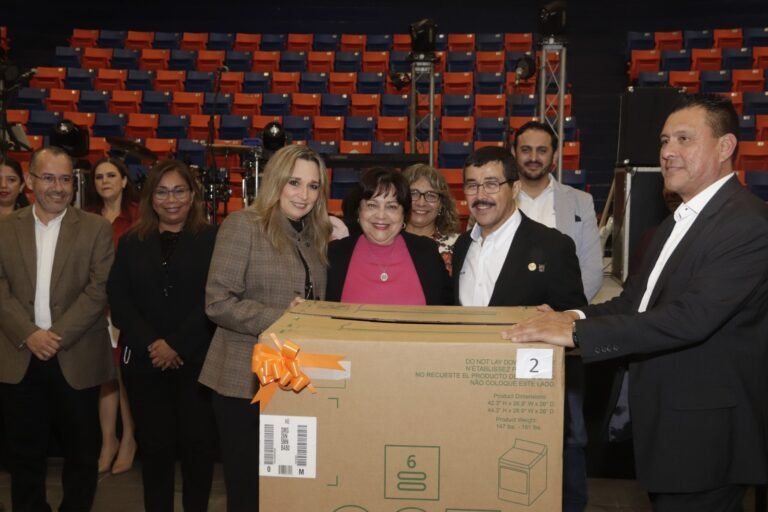 Rector Dámaso Anaya y docentes de la UAT comparten festejo navideño