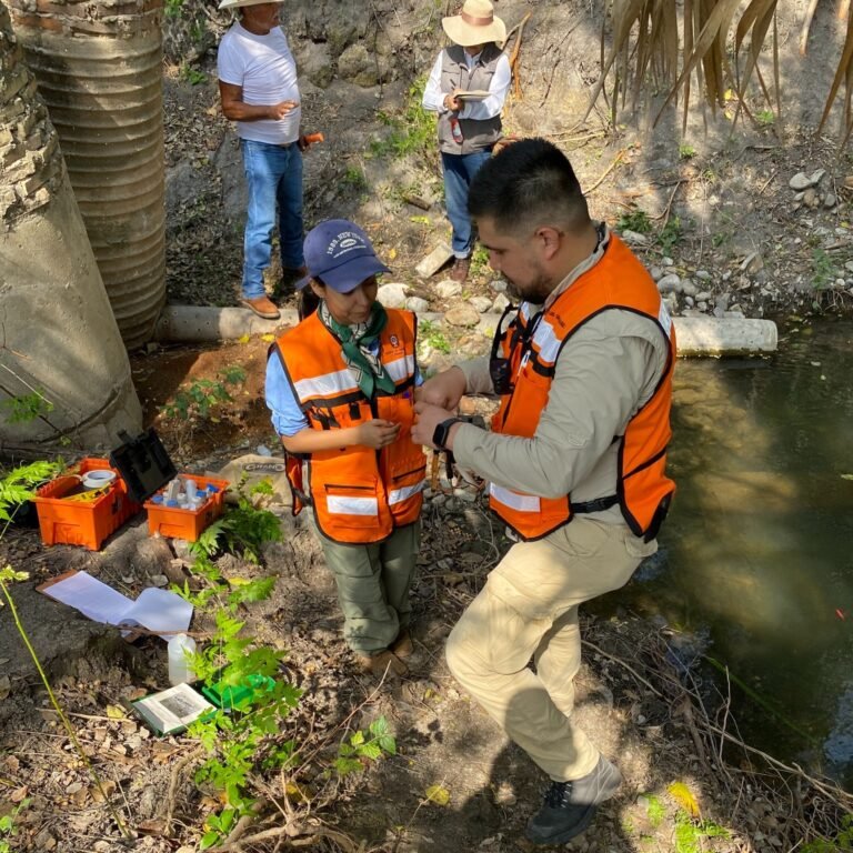 Estudiantes de la UAT realizan el muestreo de agua subterránea en municipios de Tamaulipas