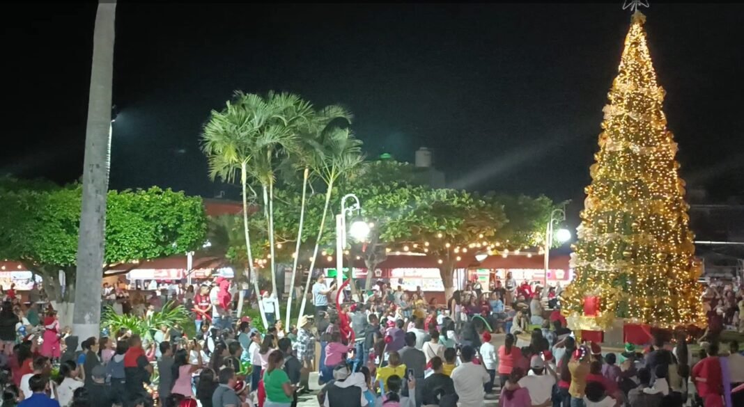 Con lucido desfile festejan la llegada de la Navidad en Tamalin