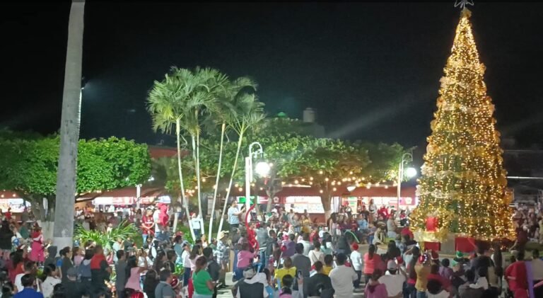 Con lucido desfile festejan la llegada de la Navidad en Tamalin