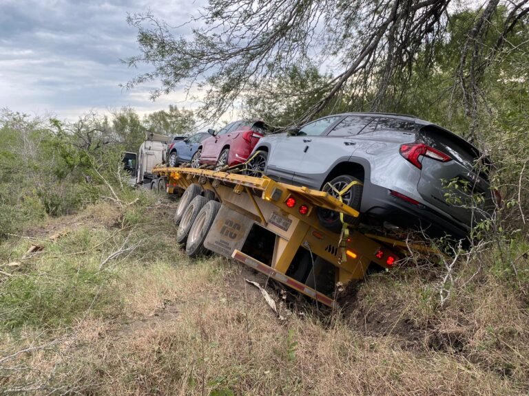 Tráiler doble remolque cargado de autos sale de camino 