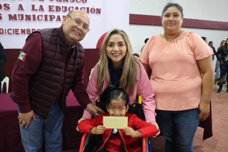 Histórica entrega de becas educativas encabeza Oscar Guzmán de Paz