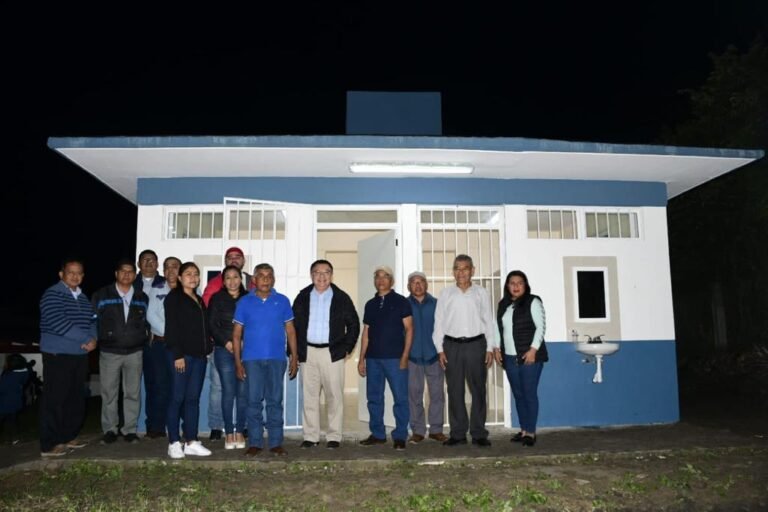 Inaugura JGA techado en localidad Las Agujas
