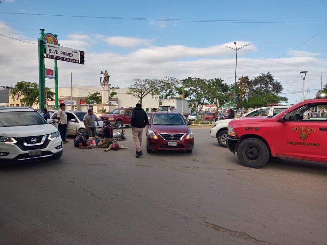 Motociclista lesionado al estrellarse contra un automovil en Altamira