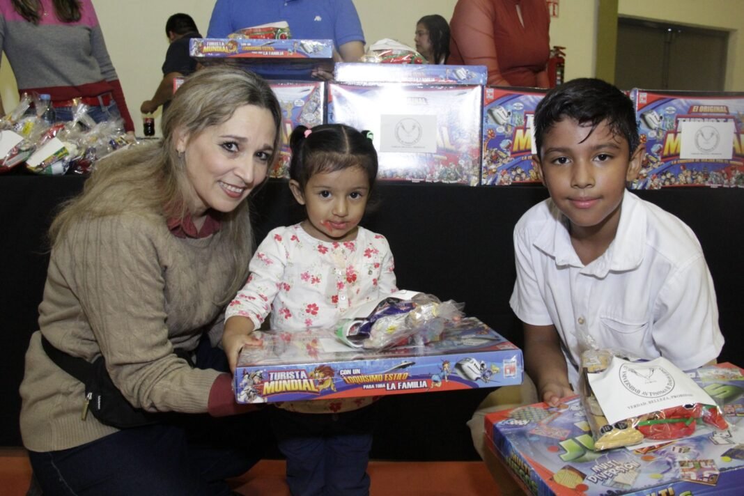 Ofrece UAT festejo infantil navideño a hijos del personal sindicalizado