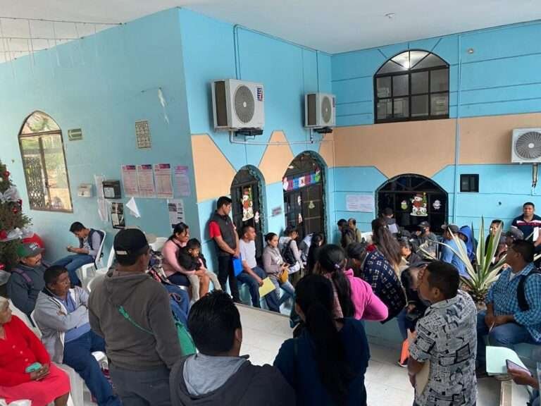 Acuden a realizar trámites al Registro Civil