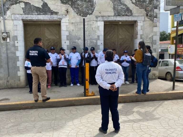 Les enseñan a alumnos sobre vialidad