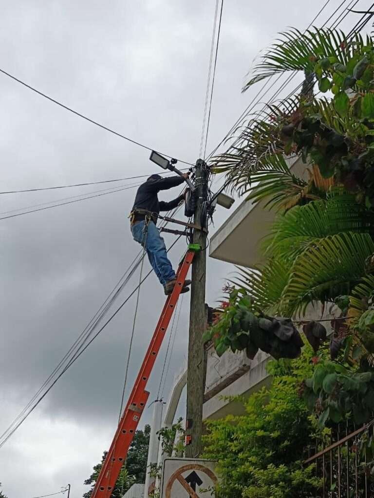 Mejoran alumbrado el parque y sus alrededores