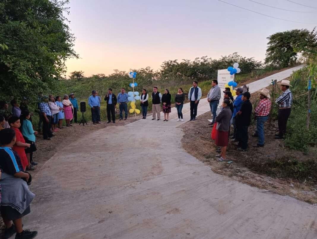 Inaugura JGA el camino rural que conduce a San Nicolás Chijolar