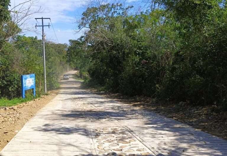 En Tantoyuca, inaugura Jesús Guzmán obra de rehabilitación de camino