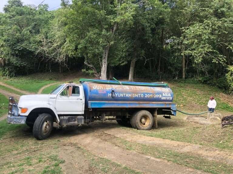 Atienden solicitudes de pipas de agua en escuelas