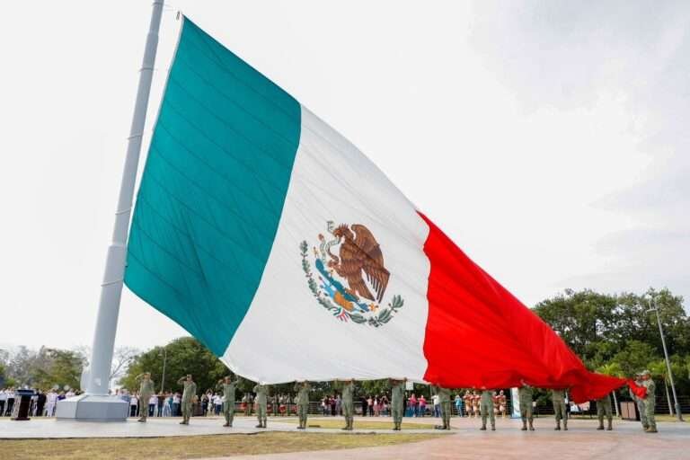 Encabezó Chucho Nader Aniversario del Día de la Bandera