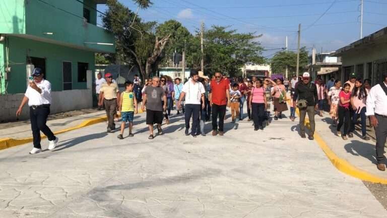 Ayuntamiento de Pueblo Viejo entrega más calles Pavimentadas