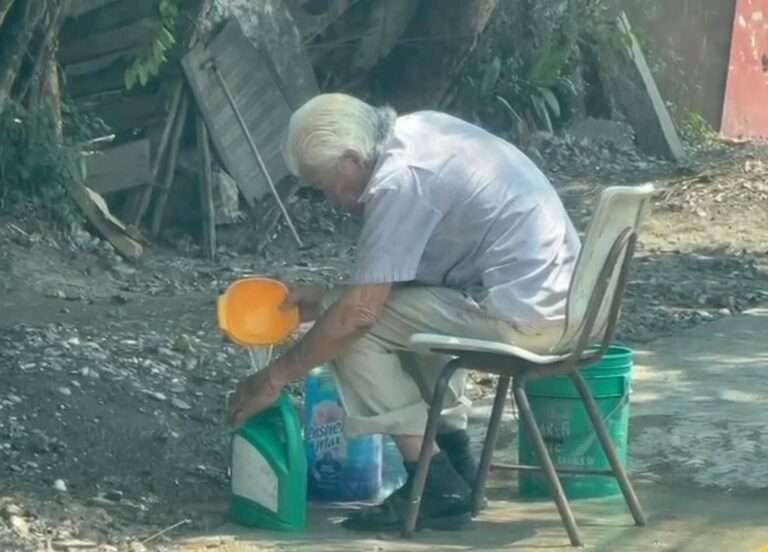 Tiene que recoger el agua desde una fuga, usuario de la CAEV